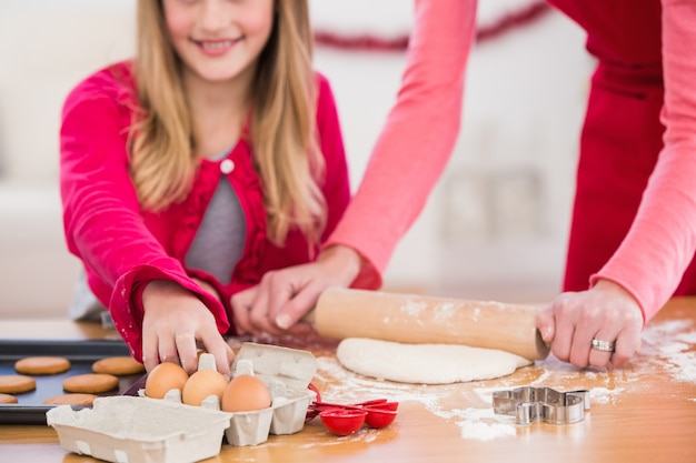 Feestelijke moeder en dochter die Kerstmiskoekjes maken