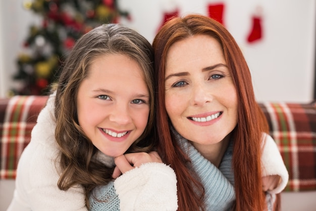 Feestelijke moeder en dochter op de bank