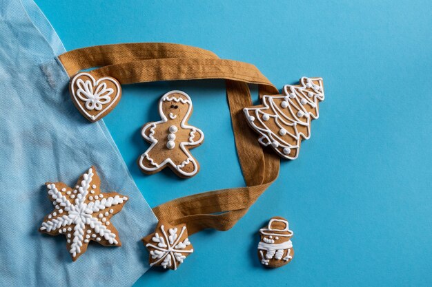 Feestelijke Nieuwjaarkoekjes op blauwe achtergrond instellen