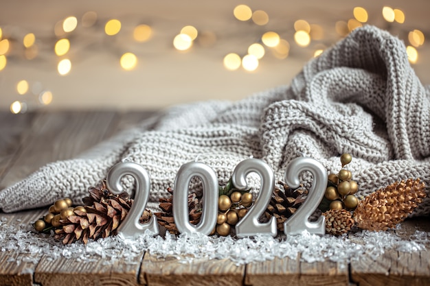 Feestelijke nieuwjaarsachtergrond met kaarsen in de vorm van de nummers 2022.