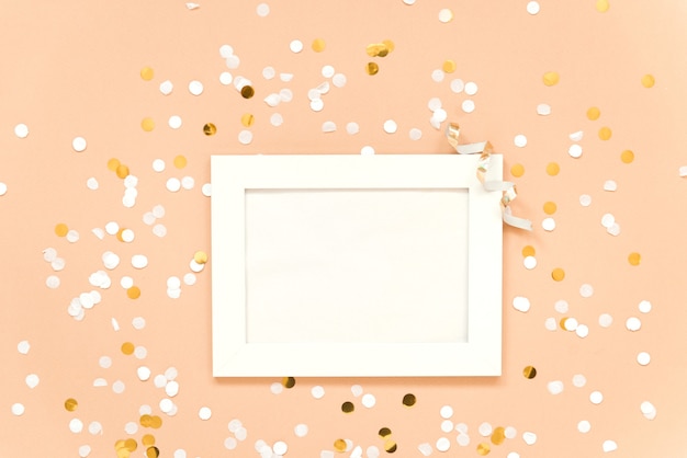 Feestelijke oppervlakte leeg wit frame met confetti