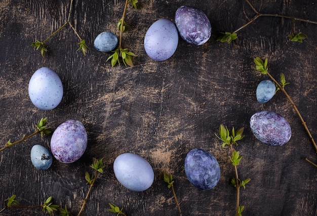 Feestelijke paaseieren in paarse en blauwe kleur