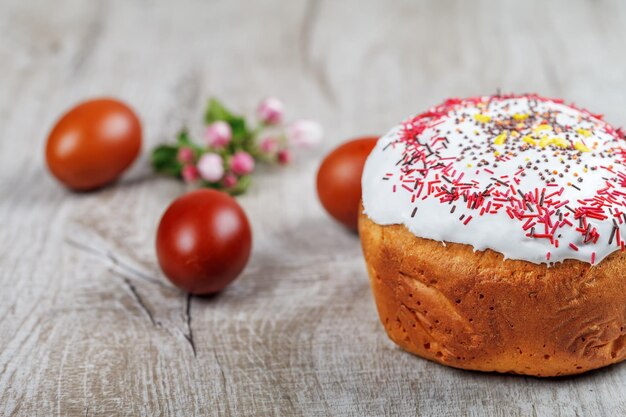 Feestelijke paastaart op een lichte achtergrond