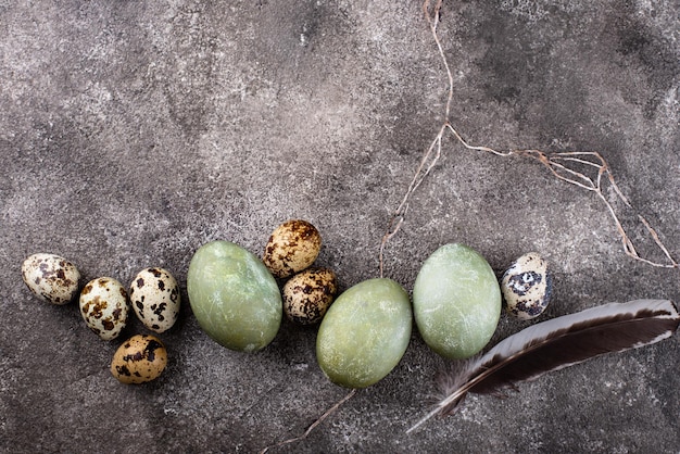 Feestelijke Pasen beschilderde groene eieren