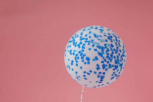 Feestelijke roze achtergrond. Stralende sterren en ballon op lichtroze pastel achtergrond. Kerstmis.