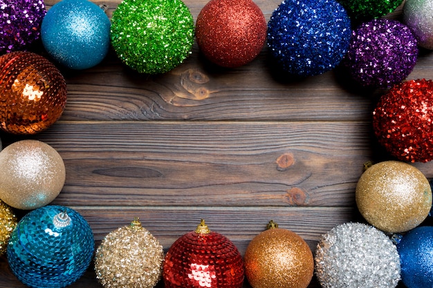 Feestelijke samenstelling van decoratieve kerstballen op houten achtergrond