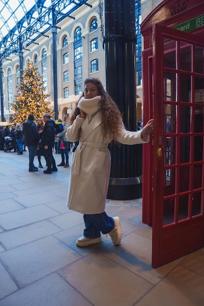 Feestelijke scène in Londen met rode telefooncel en kerstboom