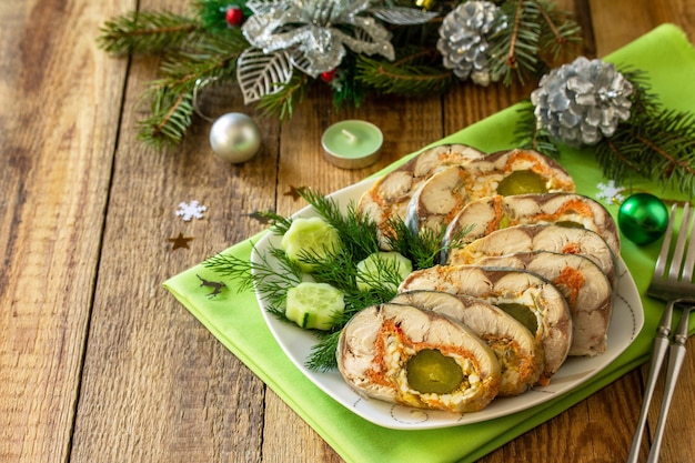 Feestelijke snack gebakken makreelrol gevuld met kaaseieren en ingelegde komkommercopy space