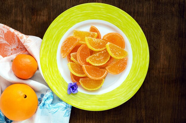 Feestelijke snoepjes kleurrijke gelei-snoepjes in de vorm van plakjes citrus bedekt met suiker Het bovenaanzicht