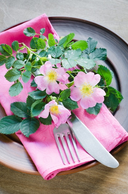 Feestelijke tabel met roze bloemen.