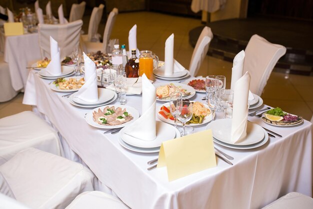 Feestelijke tafel geserveerd in het restaurant