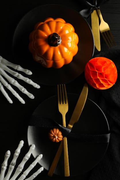 Feestelijke tafel instellen voor Halloween-diner met pompoen