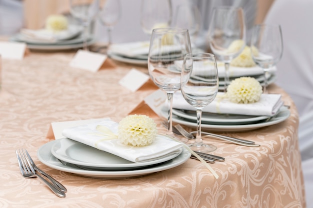 Feestelijke tafel instelling aan een ronde tafel