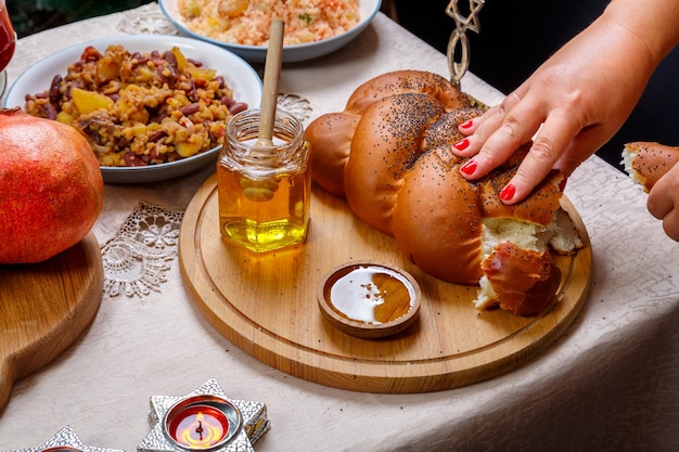 Feestelijke tafel Rosj Hasjana challah honing appels traditioneel eten en brandende kaarsen