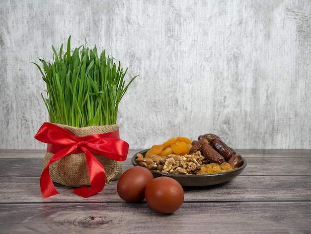 Feestelijke tafel ter ere van Navruz Tarwe de traditionele feestdag van de lente-equinox Nowruz