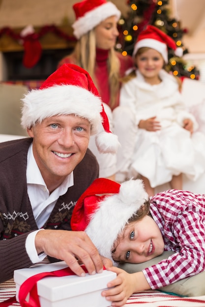 Feestelijke vader en zoon opening kerstcadeau