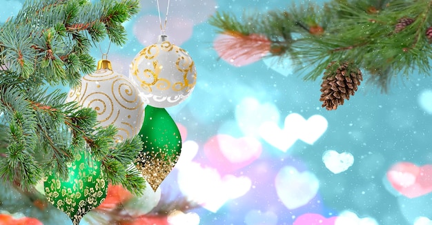 feestelijke vakantie groene dennenboomtak met kegel en kleurrijke bal op winterdecoratie