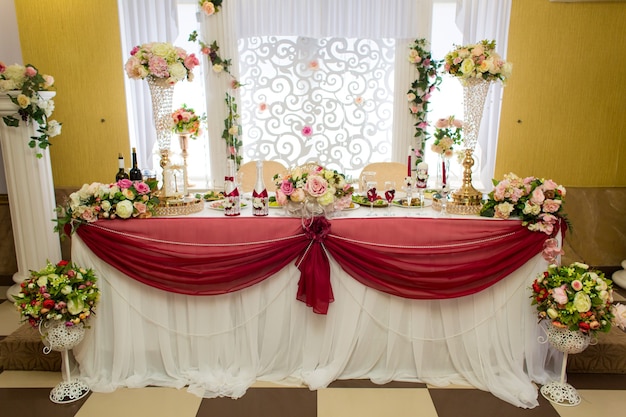 Feestelijke vakantietafel, gala, feest, feestelijke tafelset voor een bruiloftsdiner