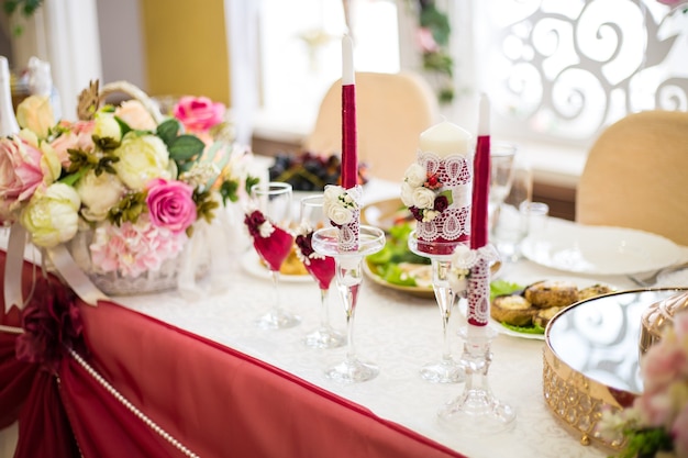 Feestelijke vakantietafel, gala, feest, feestelijke tafelset voor een bruiloftsdiner