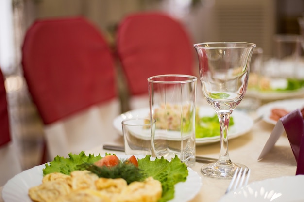 Foto feestelijke vakantietafel, gala, feest, feestelijke tafelset voor een bruiloftsdiner