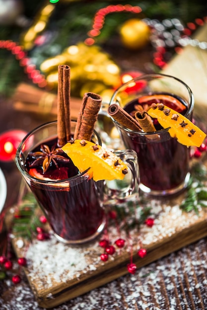 Feestelijke warme glühwein serveren