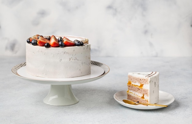 Feestelijke witte cake versierd met bessen op een lichte achtergrond Snoep concept