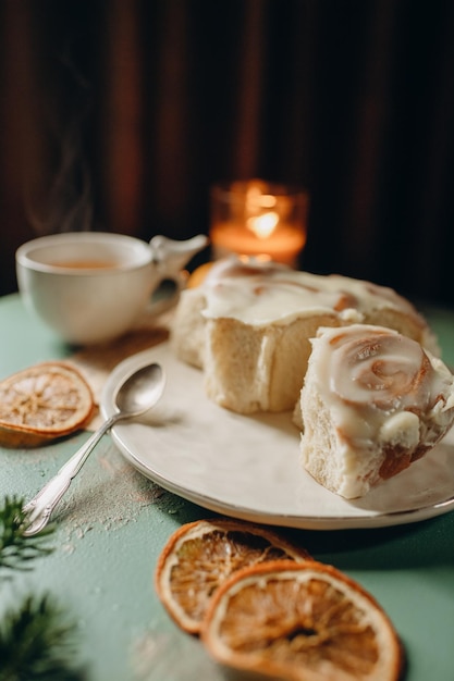 feestelijke zoete gebakjes, feestelijk diner, zelfgemaakt eten, banketbakkersproduct