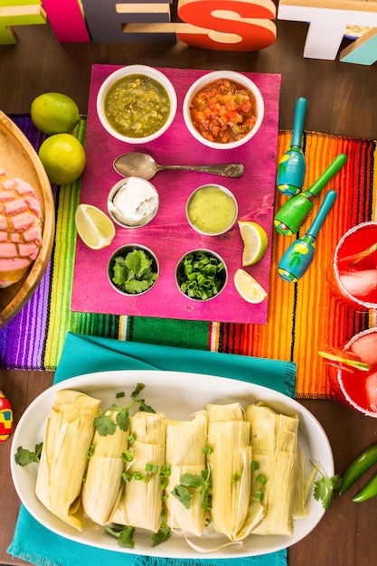 Feesttafel met tamales, aardbeienmargarita's en pan dulche brood.