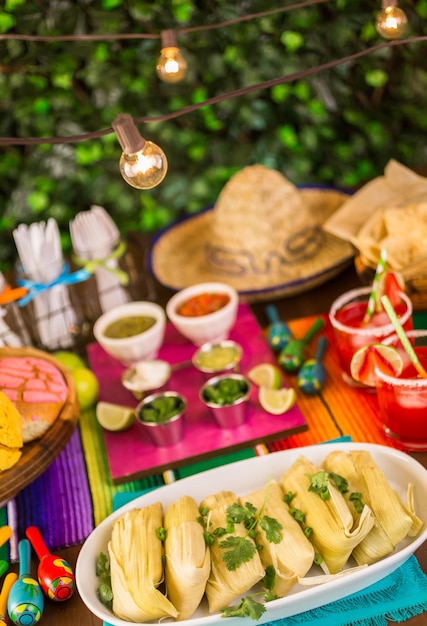 Feesttafel met tamales, aardbeienmargarita's en pan dulche brood.