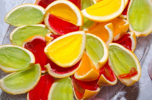Foto feesttraktatie, kleurrijke gelei in schil van sinaasappelen