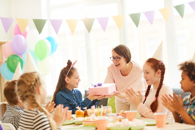 Feestvarken krijgt cadeautjes