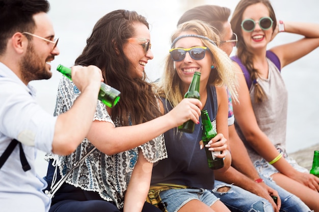 Feestvrienden die drinken voor het zomerfestival buiten