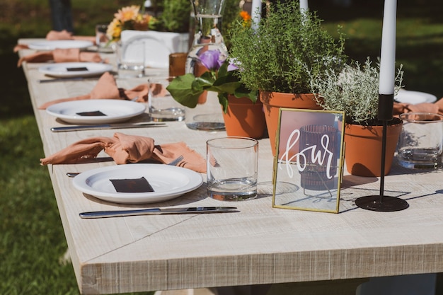 Feestzaal tafel met bloempotten buitenshuis