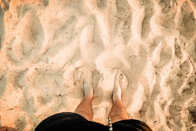 해변 모래에 발
