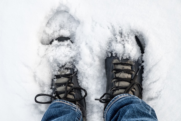 雪の上の黒のトレッキングブーツの足