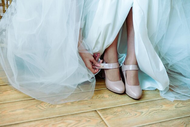 Ноги свадебной обуви жениха и невесты