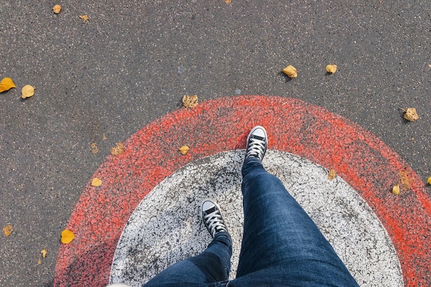 Feet From Above Concept, Подросток в кроссовках, стоящий на улице в кругу, Пустое пространство для копирования впереди, Точка зрения выстрела
