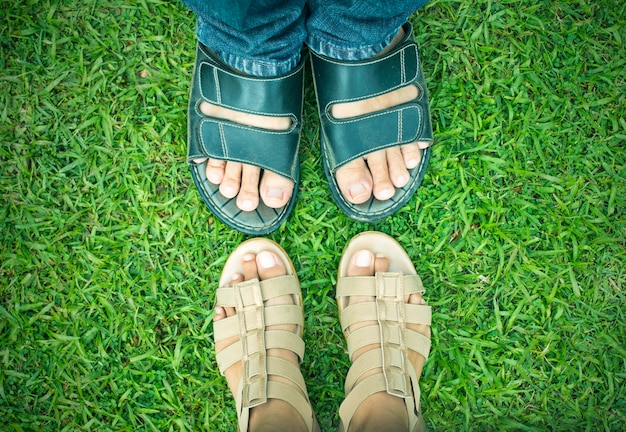 Photo feet on green grass.