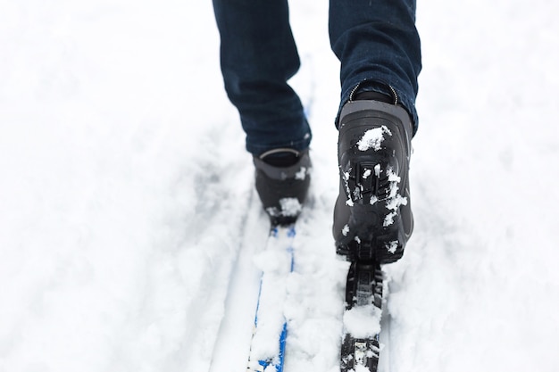 Фото Ноги лыжника в лыжных ботинках на беговых лыжах.