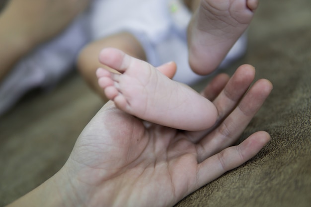 사진 아기의 발은 성인의 손보다 작습니다