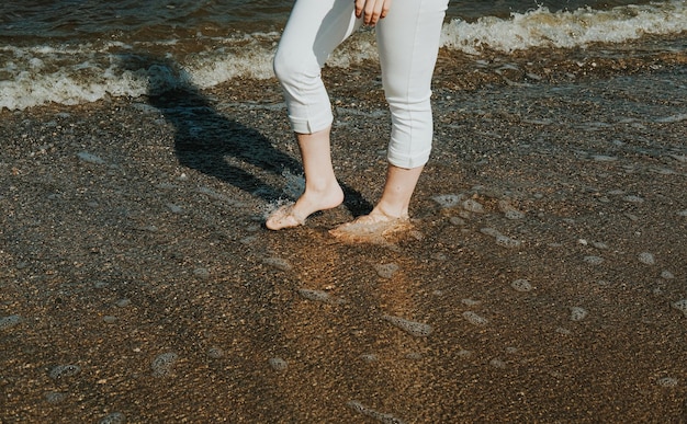 写真 足は砂浜に沿って走る