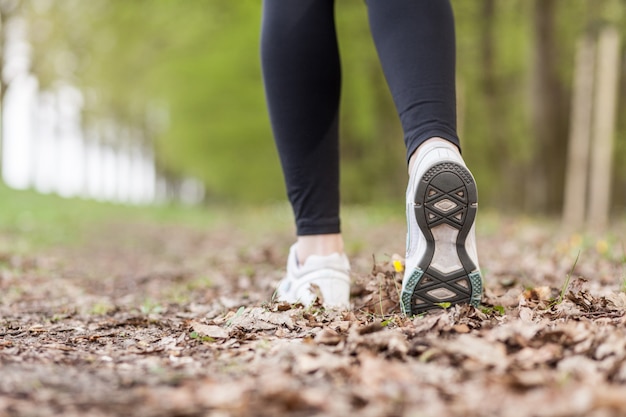 Foto piedi di una donna che corre