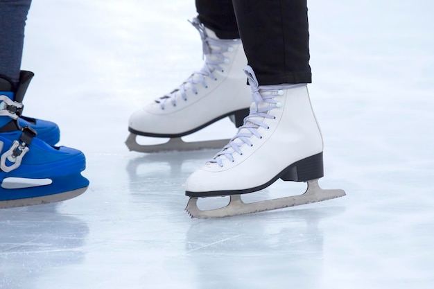 Foto piedi sui pattini su una pista di pattinaggio su ghiaccio sport invernali e attività ricreative