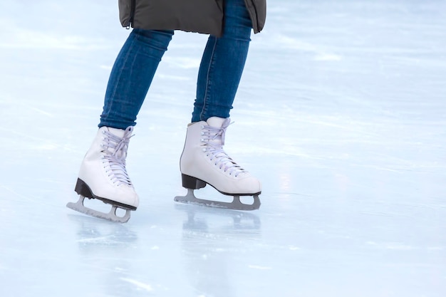 Piedi sui pattini su una pista di pattinaggio su ghiaccio sport invernali e attività ricreative