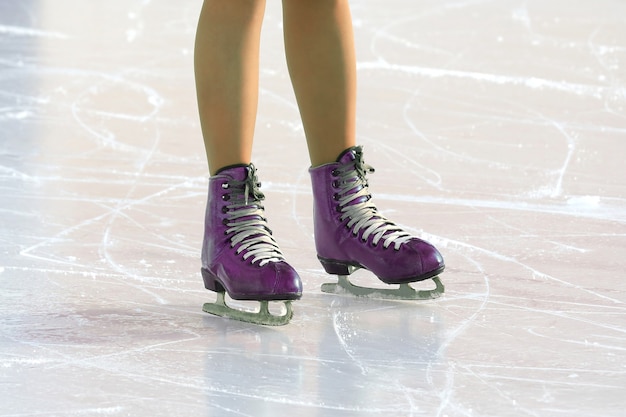 Foto piedi sui pattini di una persona che rotola sulla pista di pattinaggio. sport e hobby in vacanza