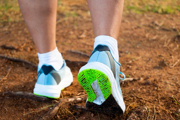 Photo the feet of a sporty woman walking in nature