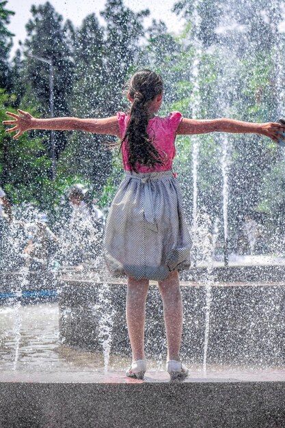 Photo feet in the spray of a fountain