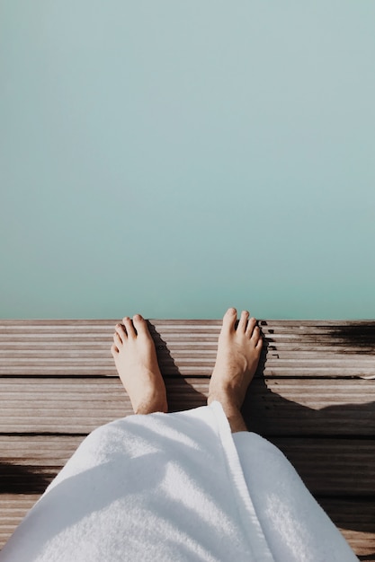 Photo feet standing over water