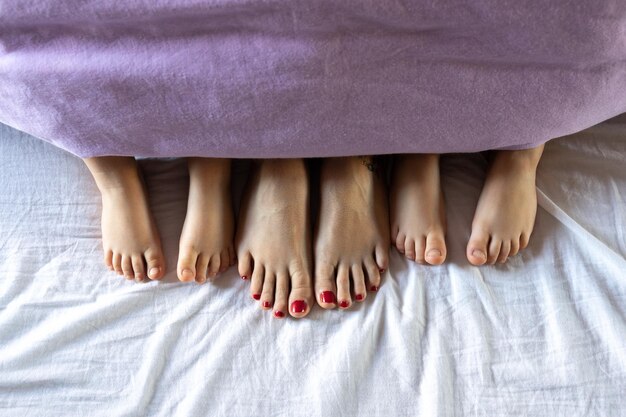 Photo feets of women on bed