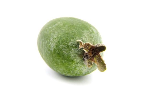 Feijoa 아카 과일 또는 파인애플 구아바 흰색 배경에 고립